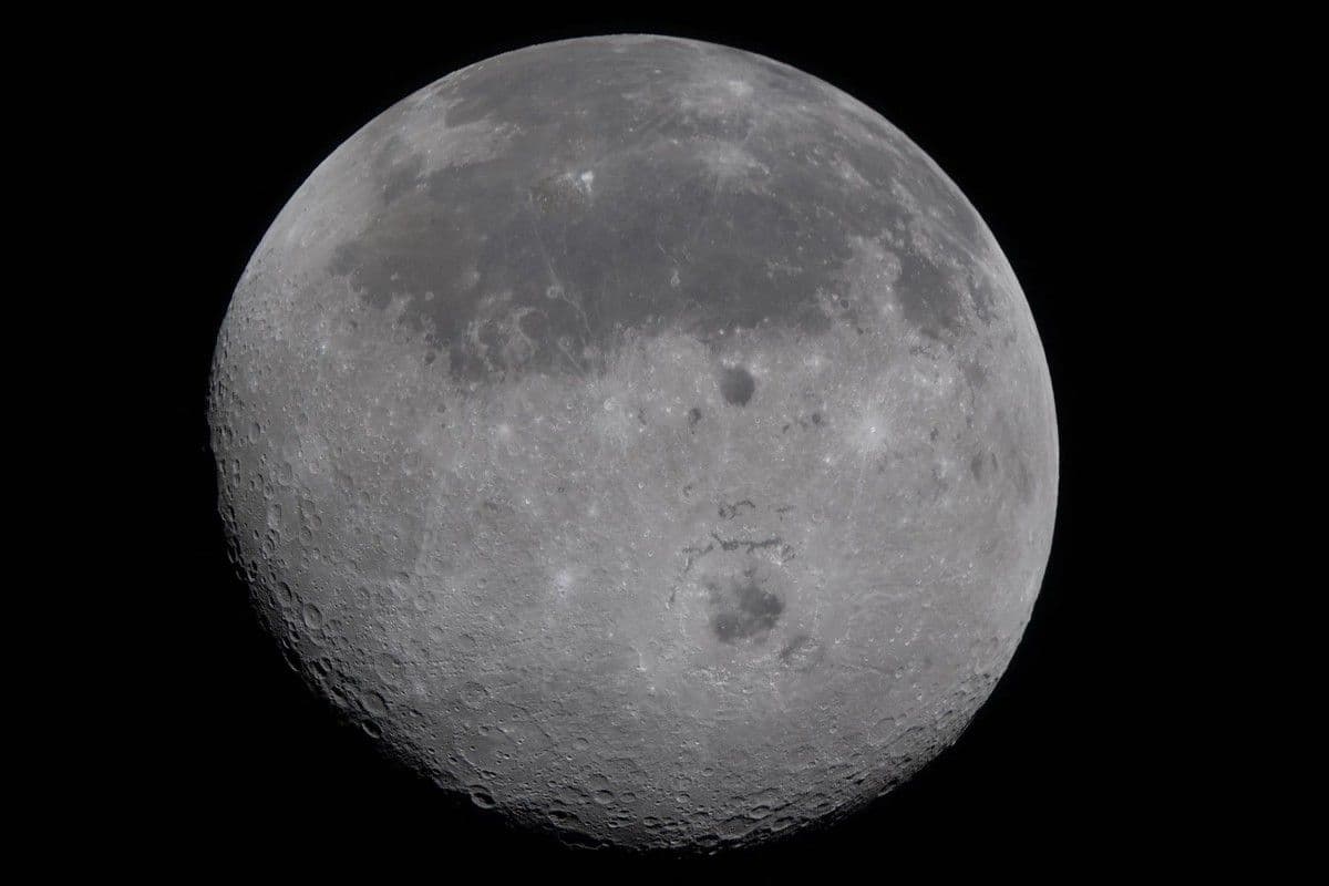 Esta imagen, distribuida por la NASA, muestra la Luna completamente iluminada, con la cara visible en la parte superior, llanuras de lava oscura y la cuenca Orientale, con partes de la cara oculta visibles, el 6 de abril de 2026.
