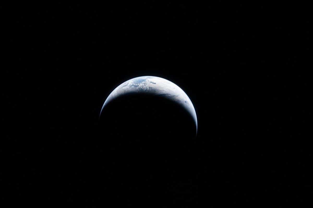 Astronautas de Artemis II pasan detrás de la Luna y se preparan para eclipse solar