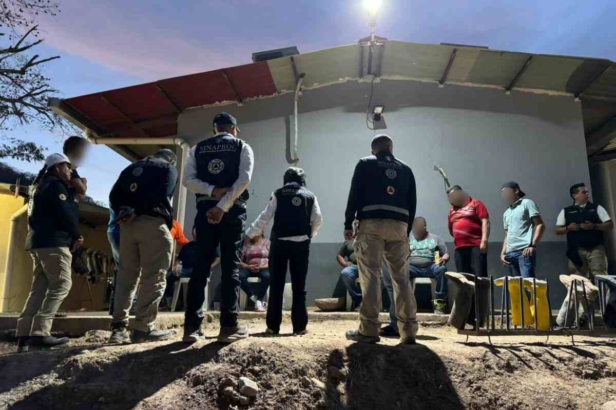 Autoridades informan a familiares sobre los avances y las acciones realizadas en la mina Santa Fe. Foto: @CNPC_MX