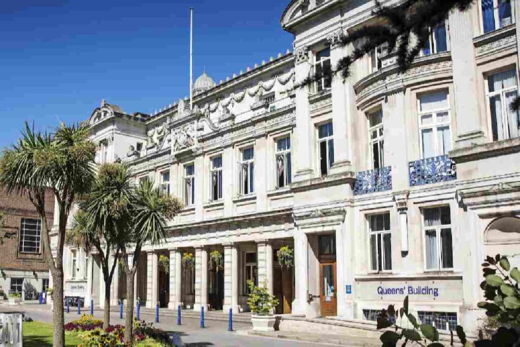 “Exigimos una respuesta inmediata”: estudiantes varados en Londres; urge SEP a Fundación Politécnico pagarles sus becas