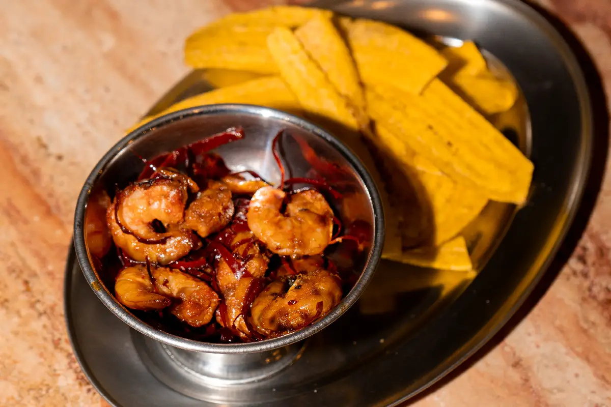 plato de camarones al ajillo con chips de plátano