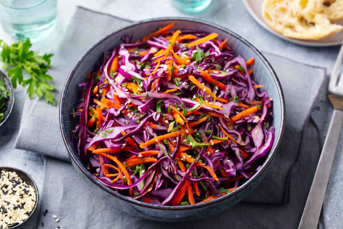 Bowl de ensalada de verduras con col morada. 