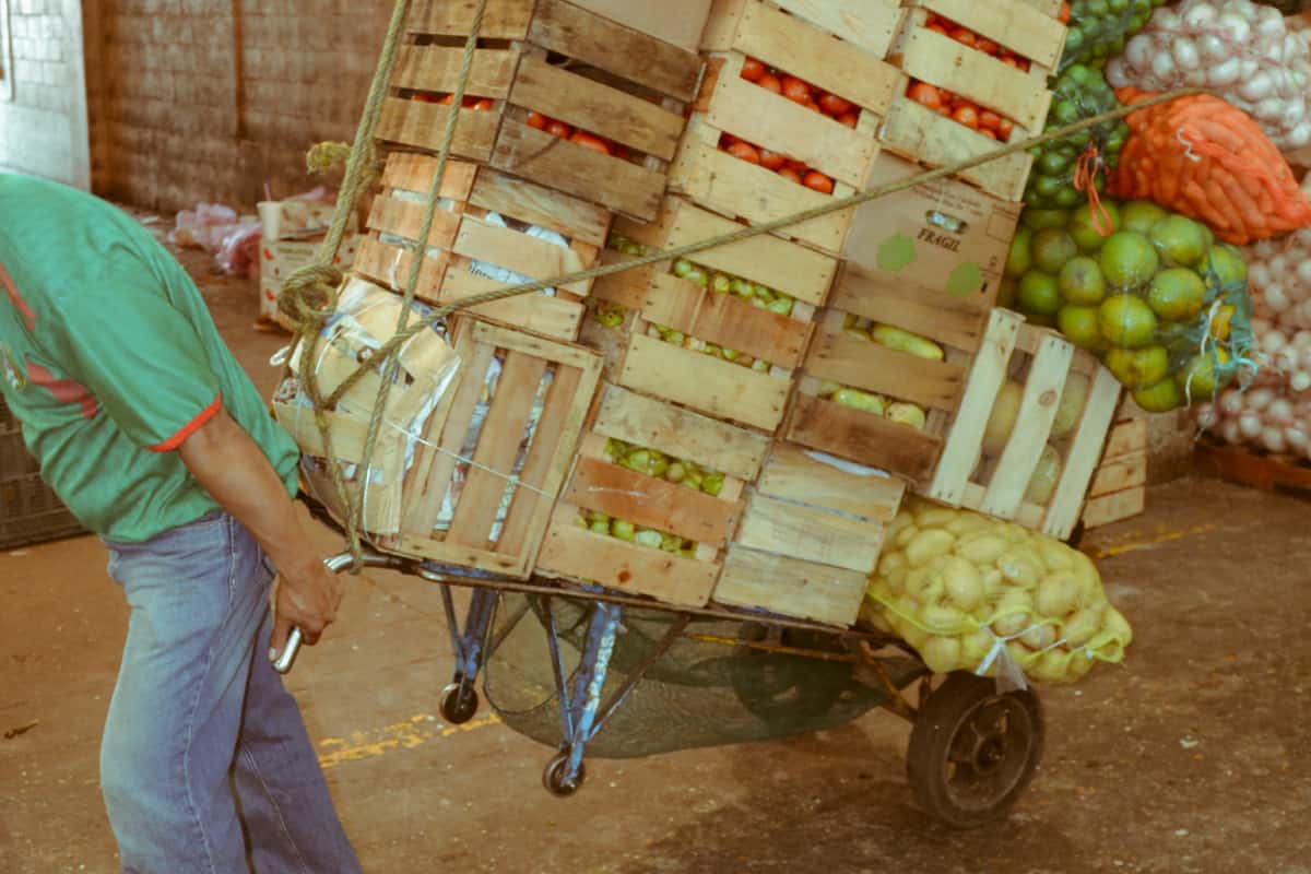Cargador en mercado de México.