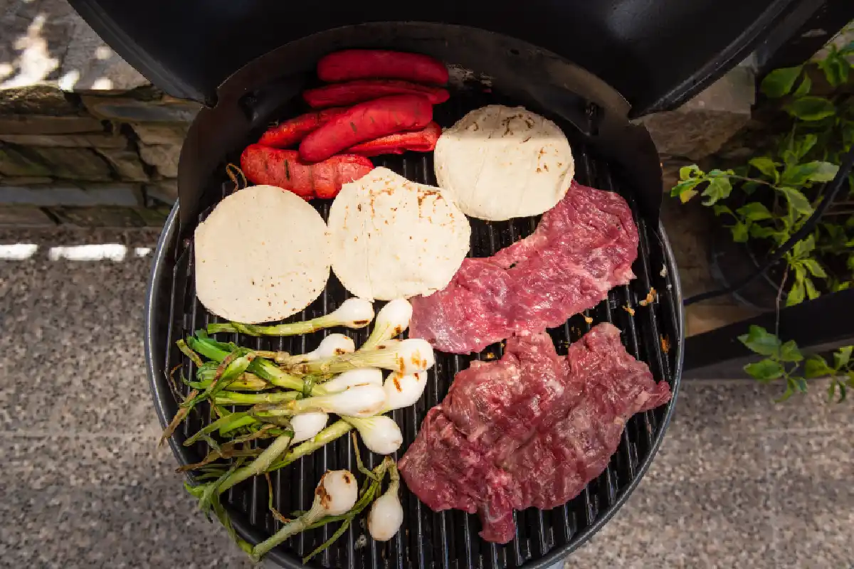 Asador con carne asada