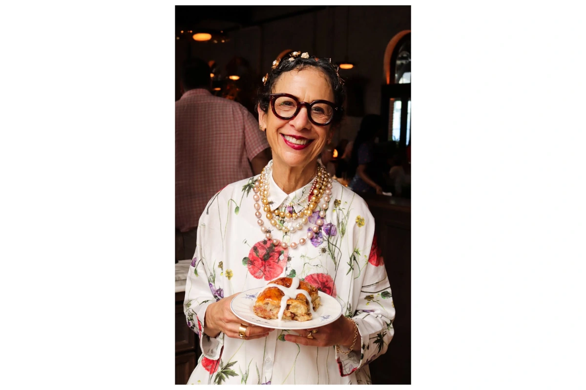 Mujer sostiene un plato con un pan 