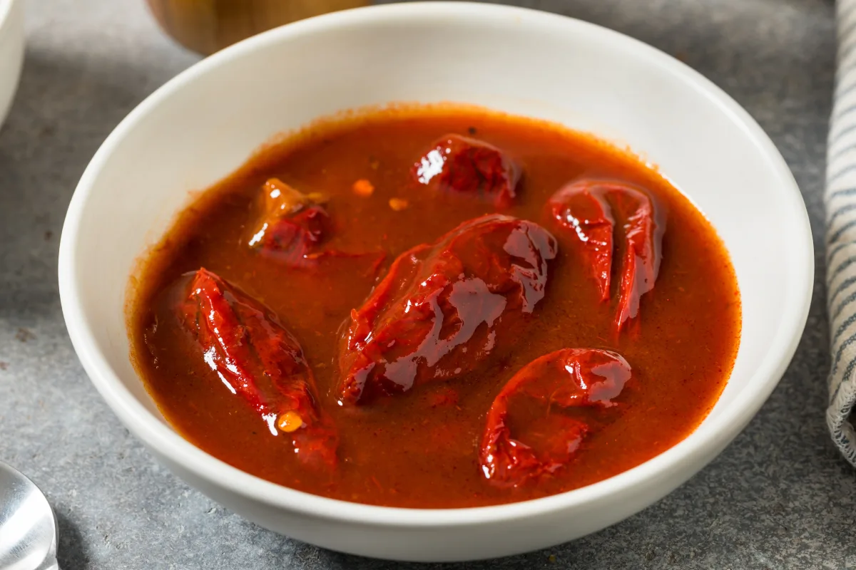 Pimientos picantes orgánicos de chipotle en salsa de adobo listo para cocinar