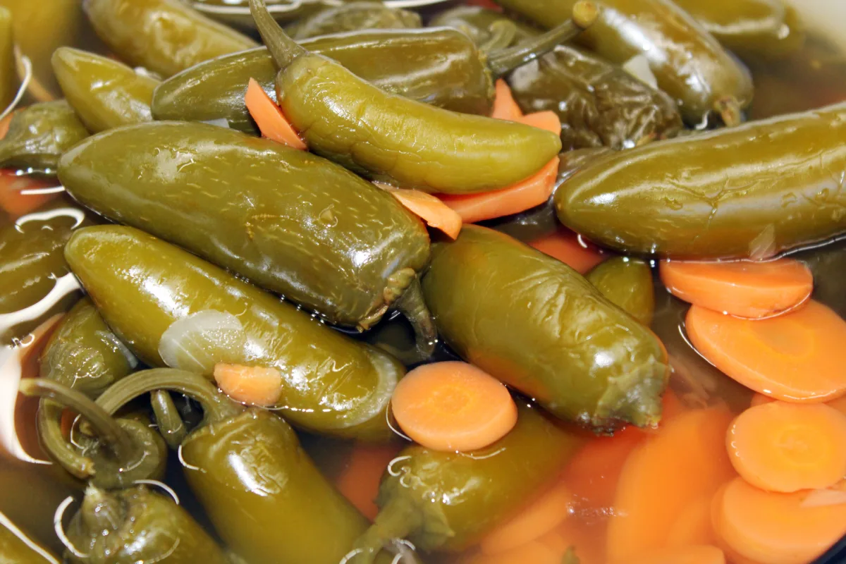Muestra de chiles jalapeños y zanahorias en vinagre que se utilizan en la cocina mexicana