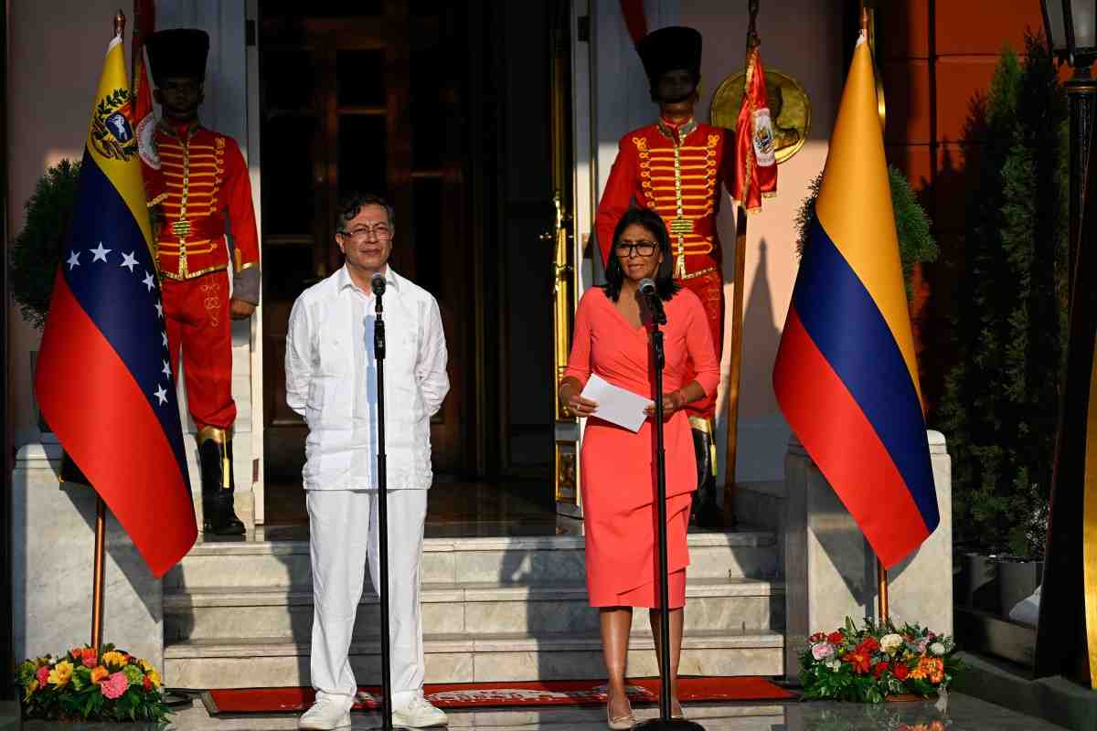 Colombia y Venezuela acuerda cooperación militar contra las "mafias"; buscan blindar frontera