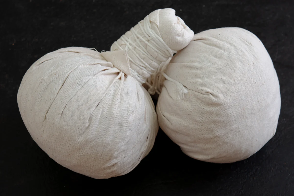 compresas de hierbas tradicionales están envueltos en tela natural.