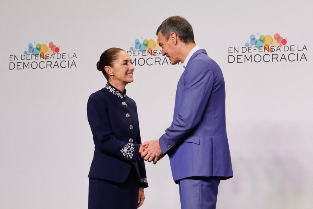 IV Cumbre en Defensa de la Democracia en Barcelona: Sánchez encabeza llamado global y Sheinbaum impulsa acercamiento con España