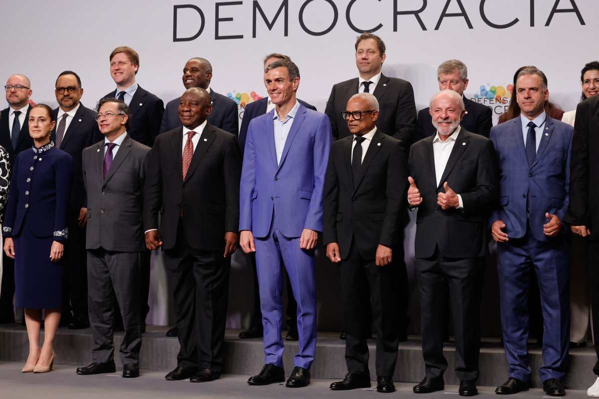 IV Cumbre en Defensa de la Democracia en Barcelona: Sánchez encabeza llamado global y Sheinbaum impulsa acercamiento con España
