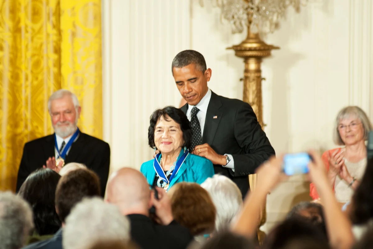 Dolores Huerta, recibe la Medalla Presidencial de la Libertad por parte de Barack Obama