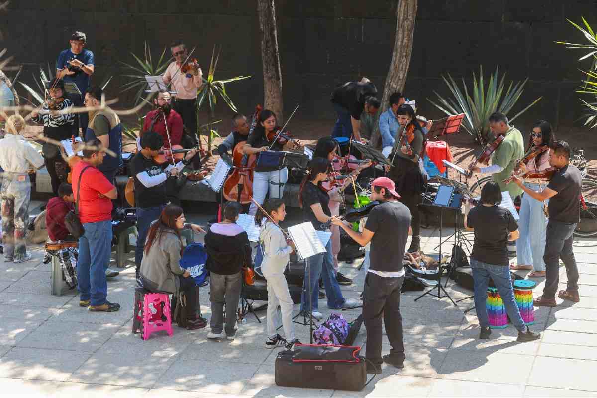 Nuevas generaciones salen del hogar más tarde y tienen menos uniones, primer hijo y empleo antes de los 18 años