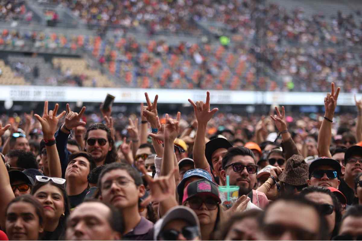 Jóvenes retrasan la salida del hogar y reducen uniones, primer hijo y empleo antes de los 18 años