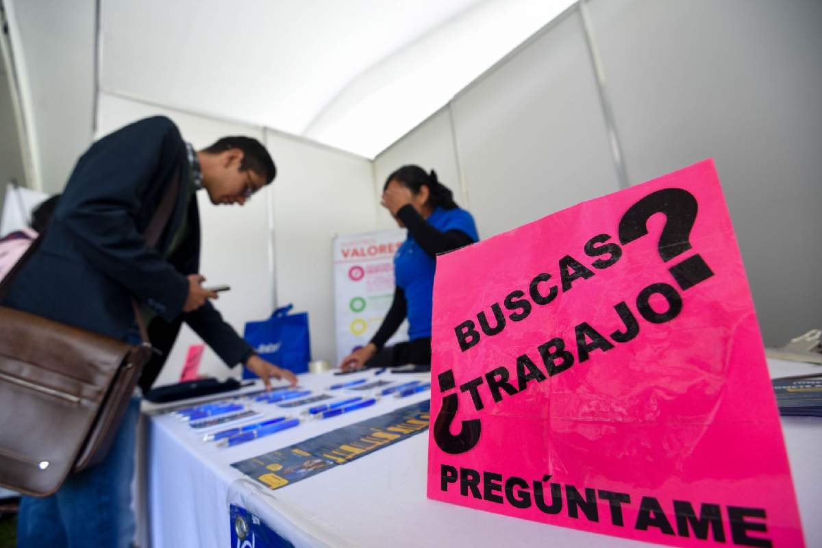 Ocupación sube en 422 mil personas entre 2025 y 2026; desempleo baja a 2.4%: Secretaría del Trabajo