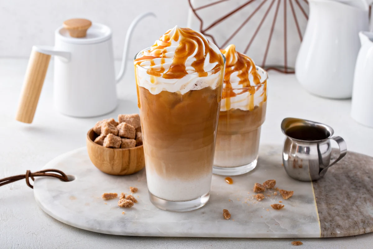 Tarta de caramelo helada con salsa de crema batida y caramelo, bebida refrescante y dulce de café