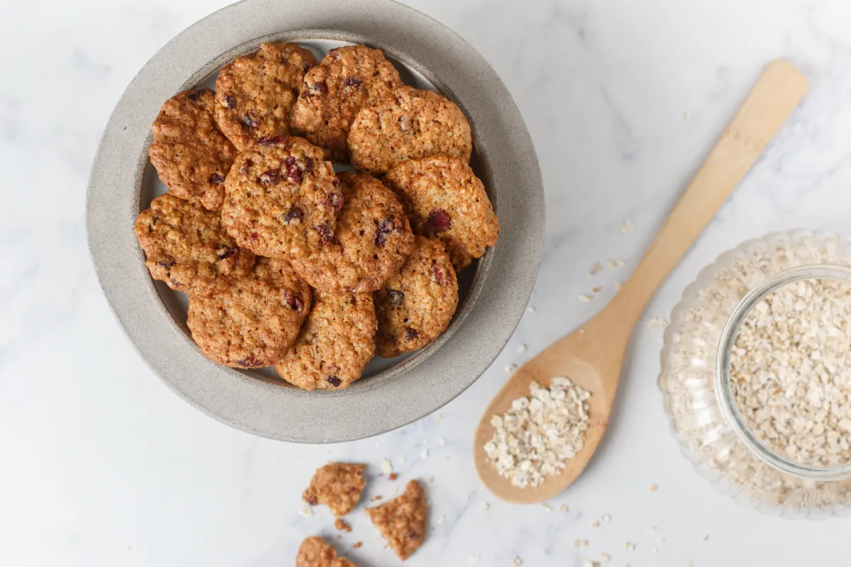 Sobre una mesa están servidas galletas de avena 