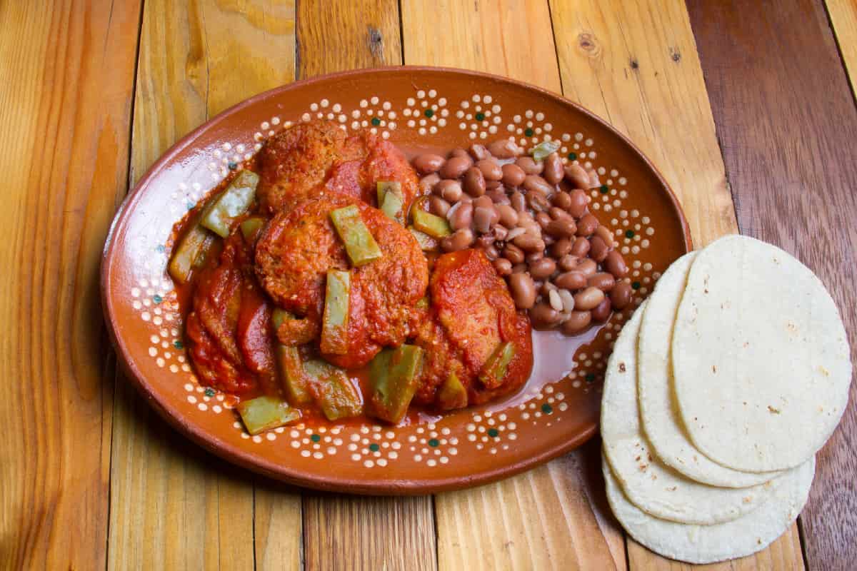 Guisado con tortitas de ahuautle.