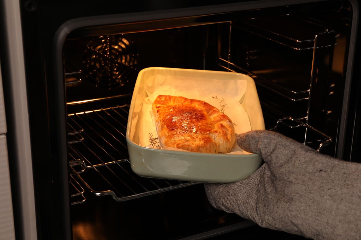 Horneado de la masa de Calzone.