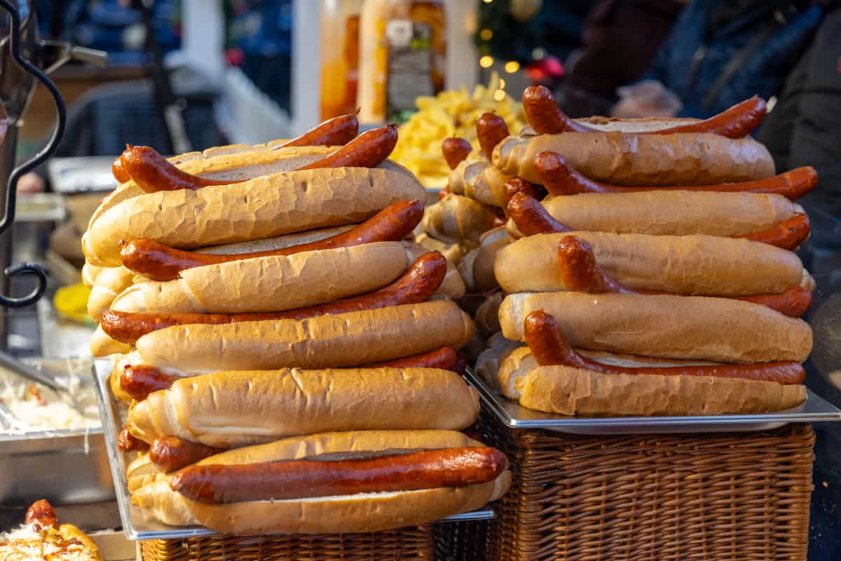Hot dogs apilados para su venta.