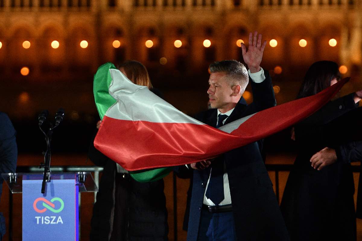 El conservador Péter Magyar arrasa en las elecciones de Hungría; Orbán admite su derrota