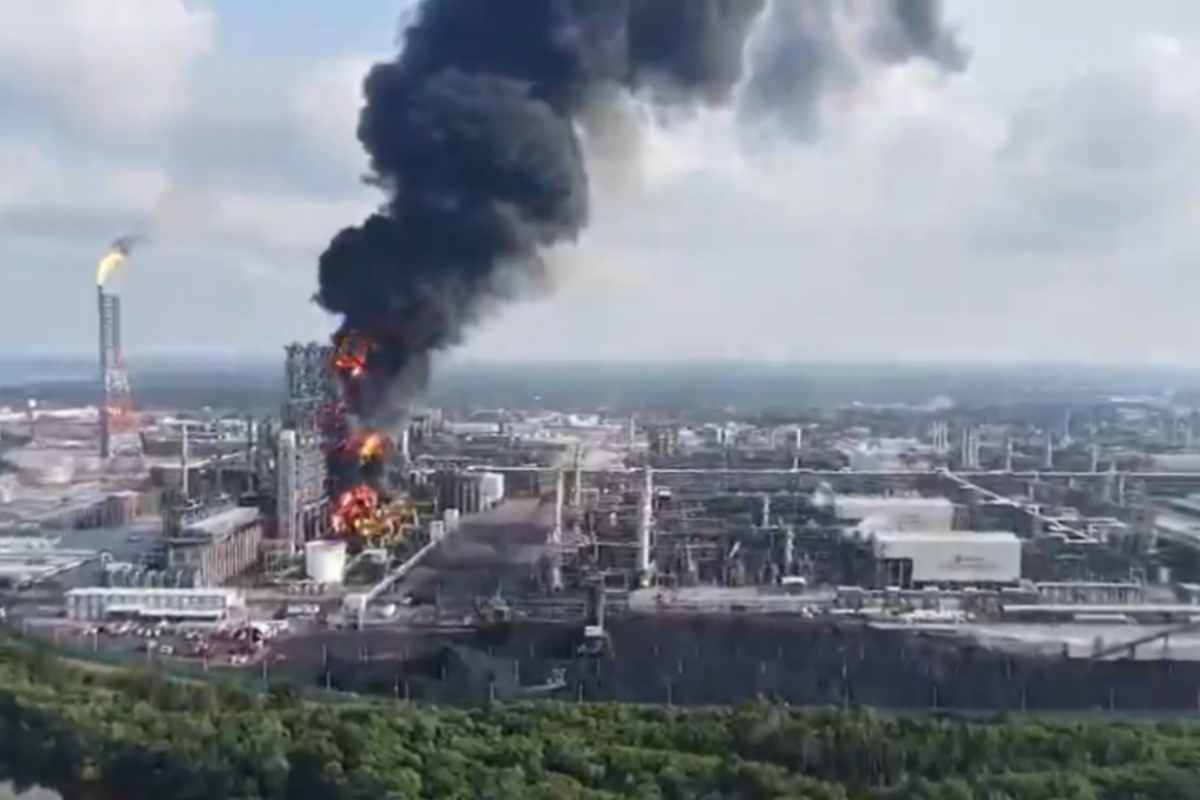 Pemex reporta que incendio en bodega de la refinería Dos Bocas; ya fue controlado