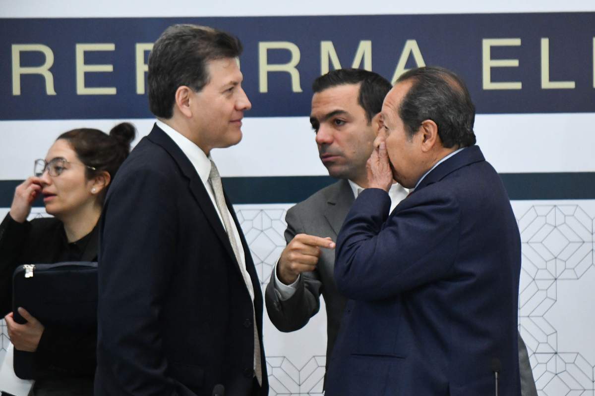 Legisladores durante la sesión de las Comisiones Unidas de Puntos Constitucionales y de Reforma Político-Electoral.