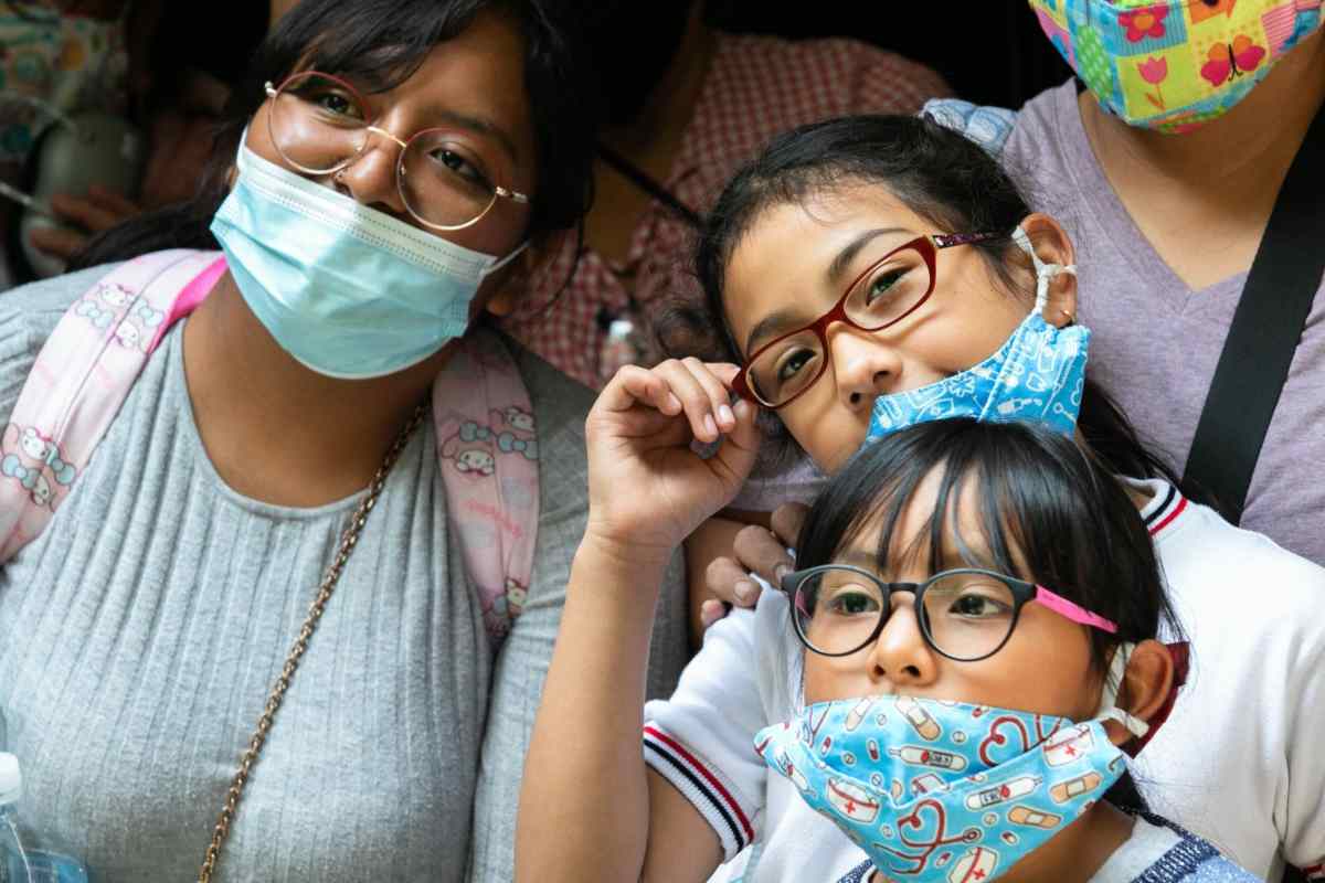 Corte ordena al IMSS dar lentes y prótesis auditivas a menores; ministra Batres vota en contra