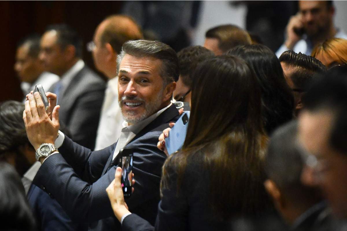 Diputada de Morena propone "ley anti Sergio Mayer" para prohibir licencias por entretenimiento