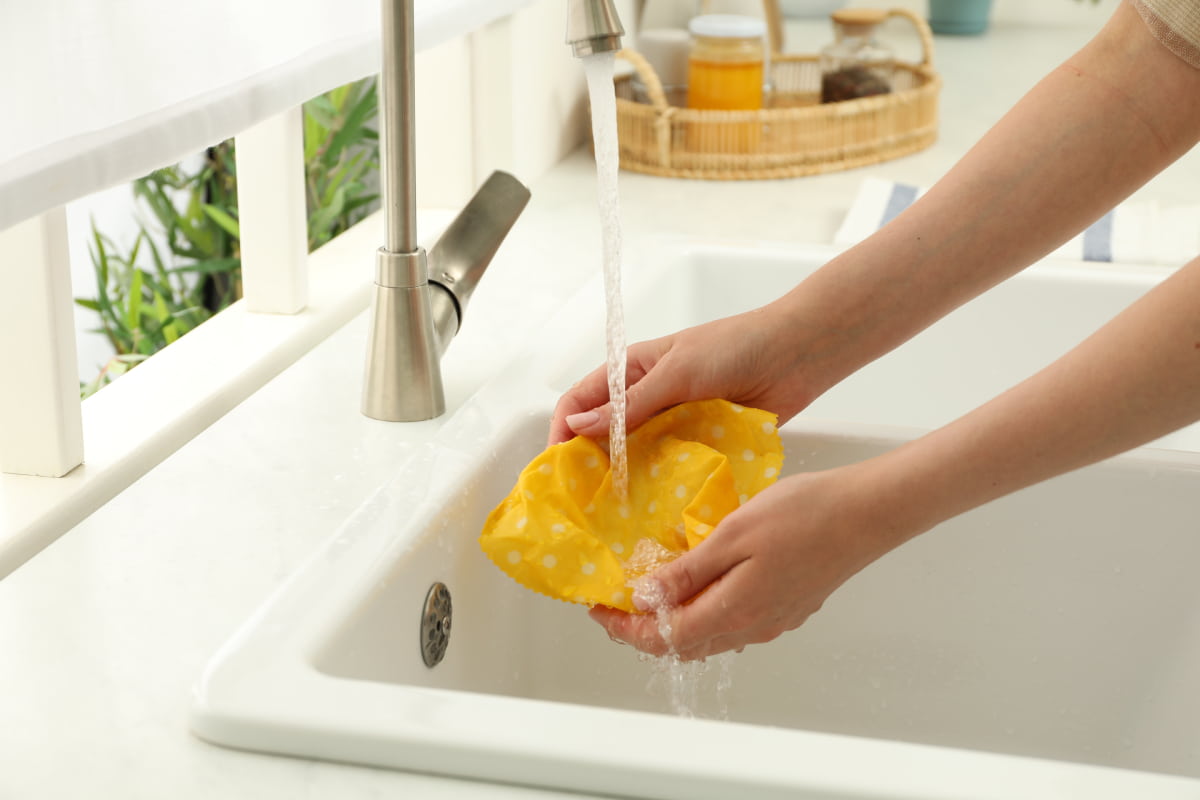 Limpieza y conservación de telas de cera de abeja.