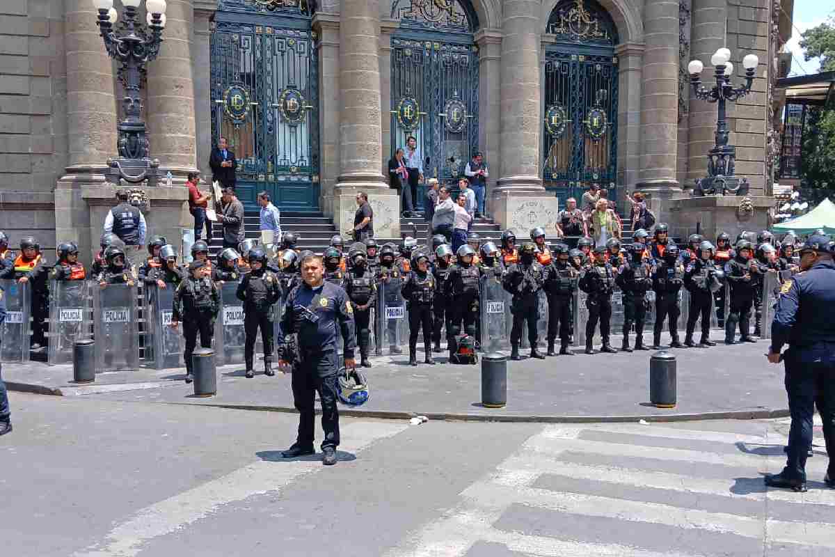 Asamblea de Barrios irrumpe en el Congreso CDMX; exige solución al financiamiento de vivienda
