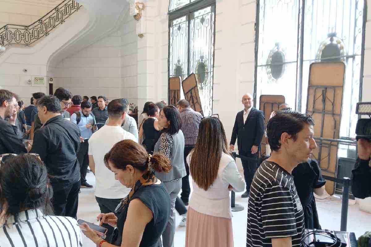 Integrantes de la Asamblea de Barrios irrumpen al Congreso CDMX; exigen solución a financiamiento de vivienda