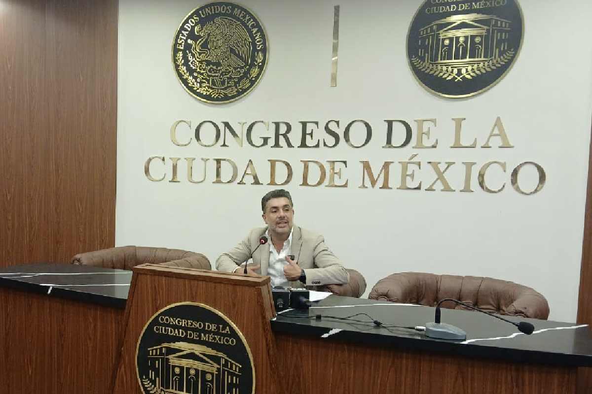 Integrantes de la Asamblea de Barrios irrumpen al Congreso CDMX; exigen solución a financiamiento de vivienda