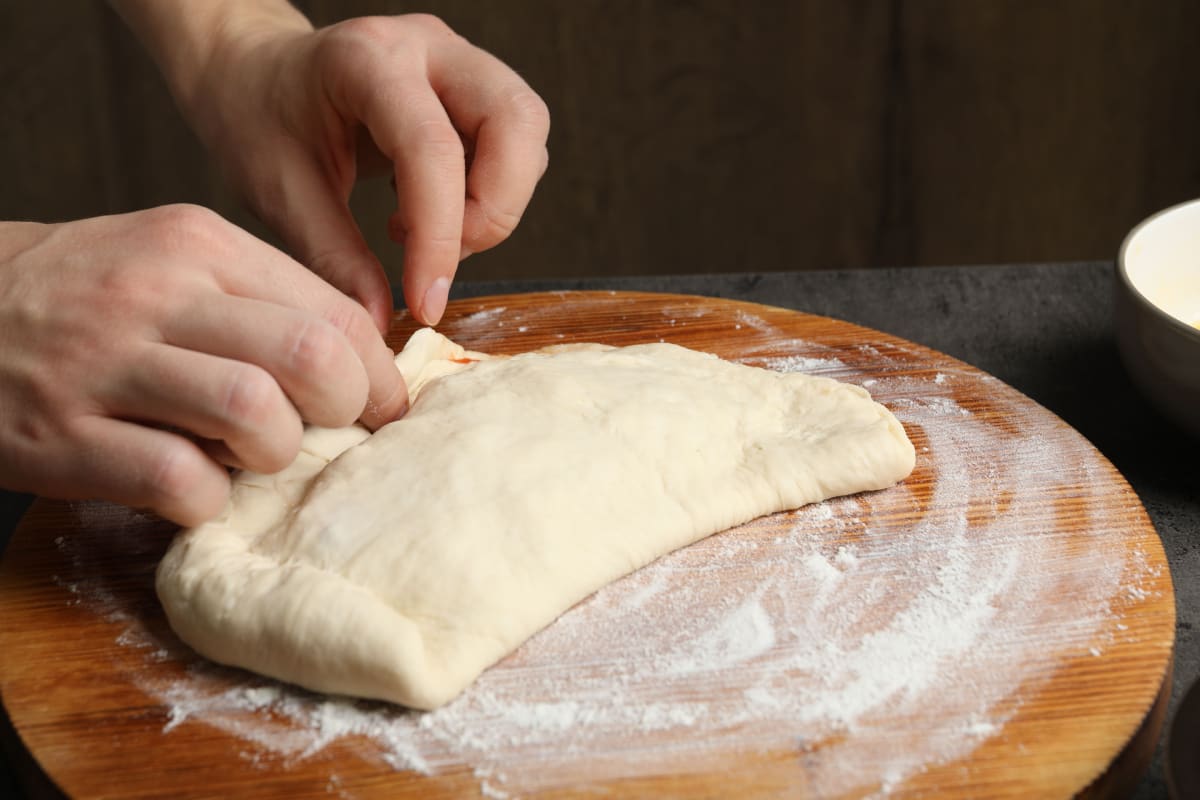 Elaboración del Calzone con masa de pizza.