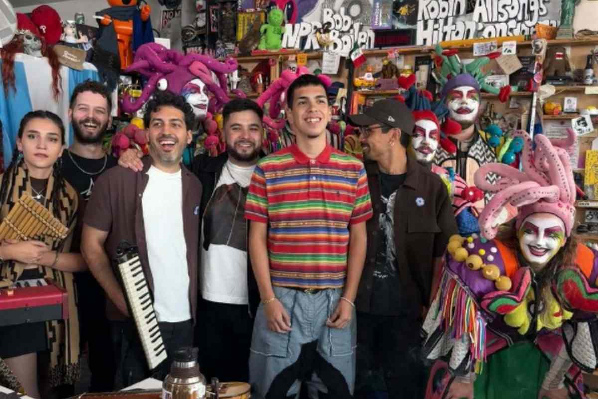 Milo J junto a la murga uruguaya Agarrate Catalina en el Tiny Desk