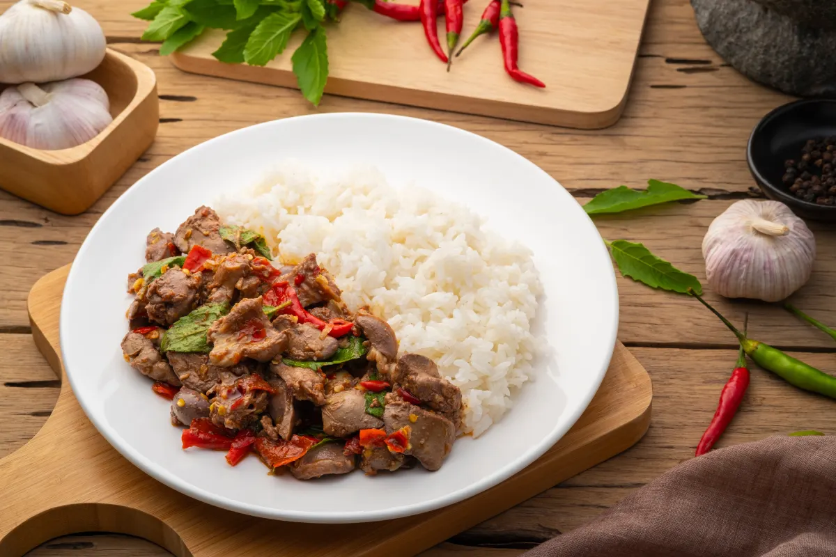 Plato con mollejas a la mexicana acompañadas de arroz blanco