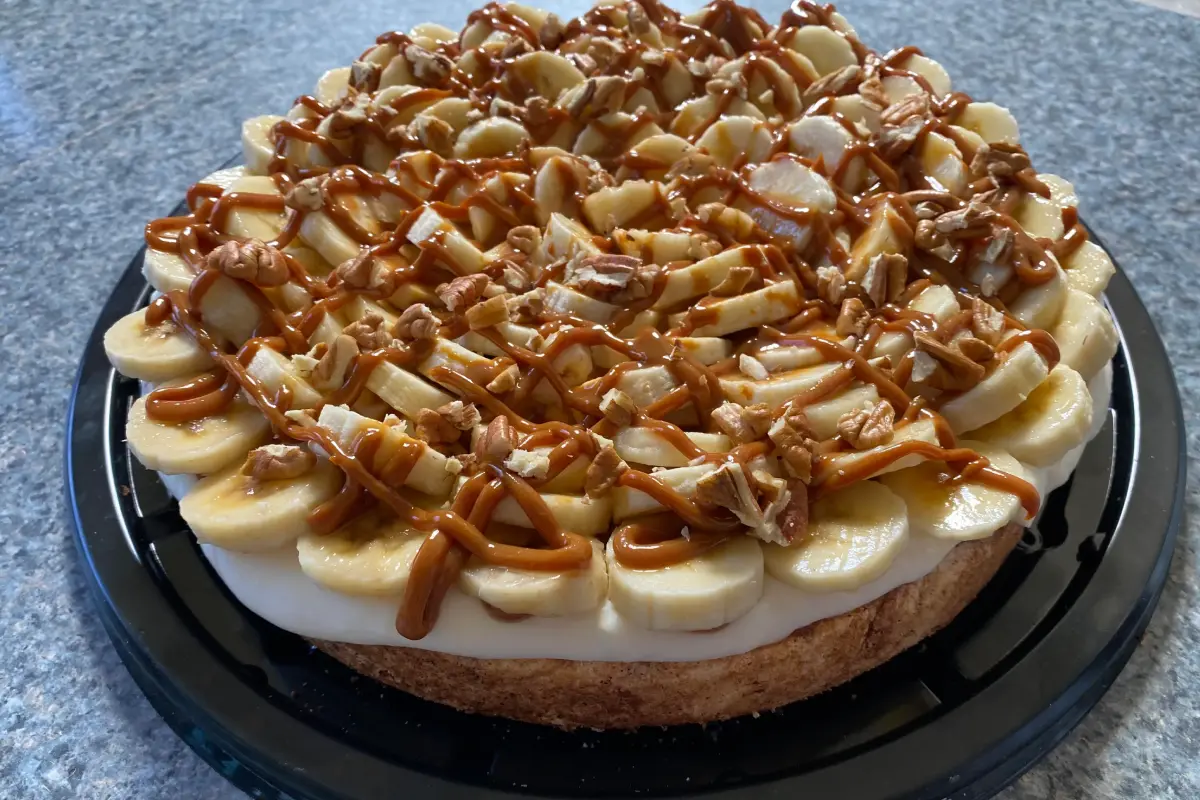 Acercamiento de un postre hecho con plátano y cajeta