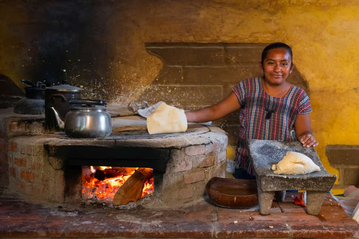 Mujer posando en cocina.