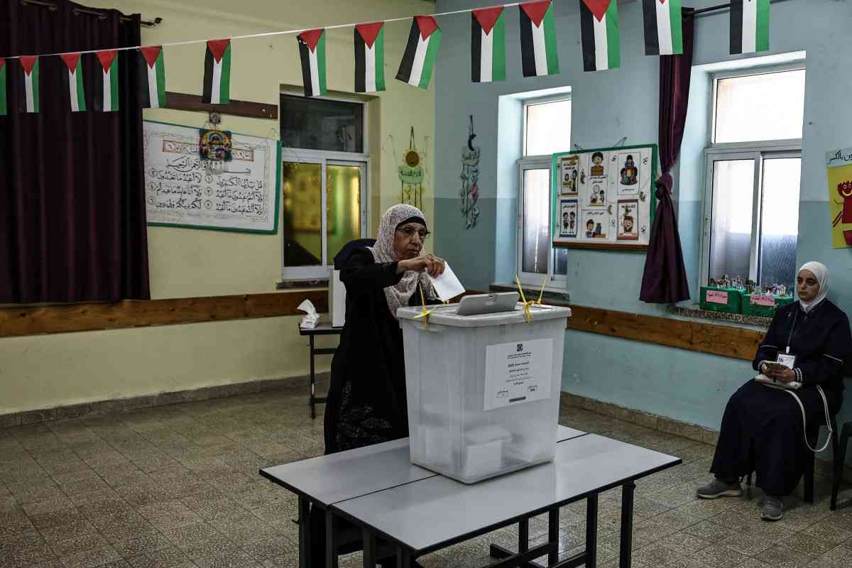 Palestinos votan en las primeras elecciones desde la guerra en Gaza; registran baja participación