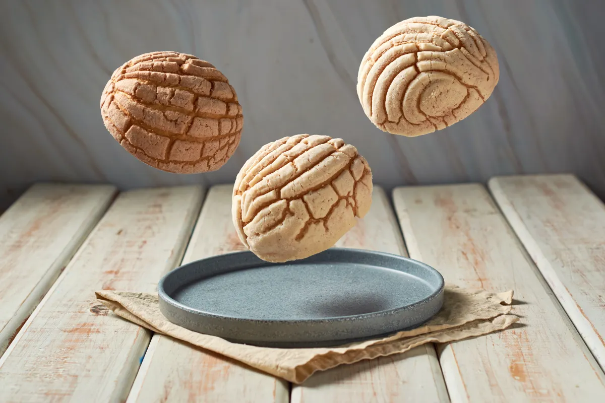 Tres conchas suspendidas en el aire, cayendo sobre un plato