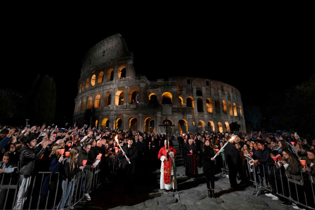 Primer viacrucis del papa León XIV en el Coliseo, en tiempos de guerra