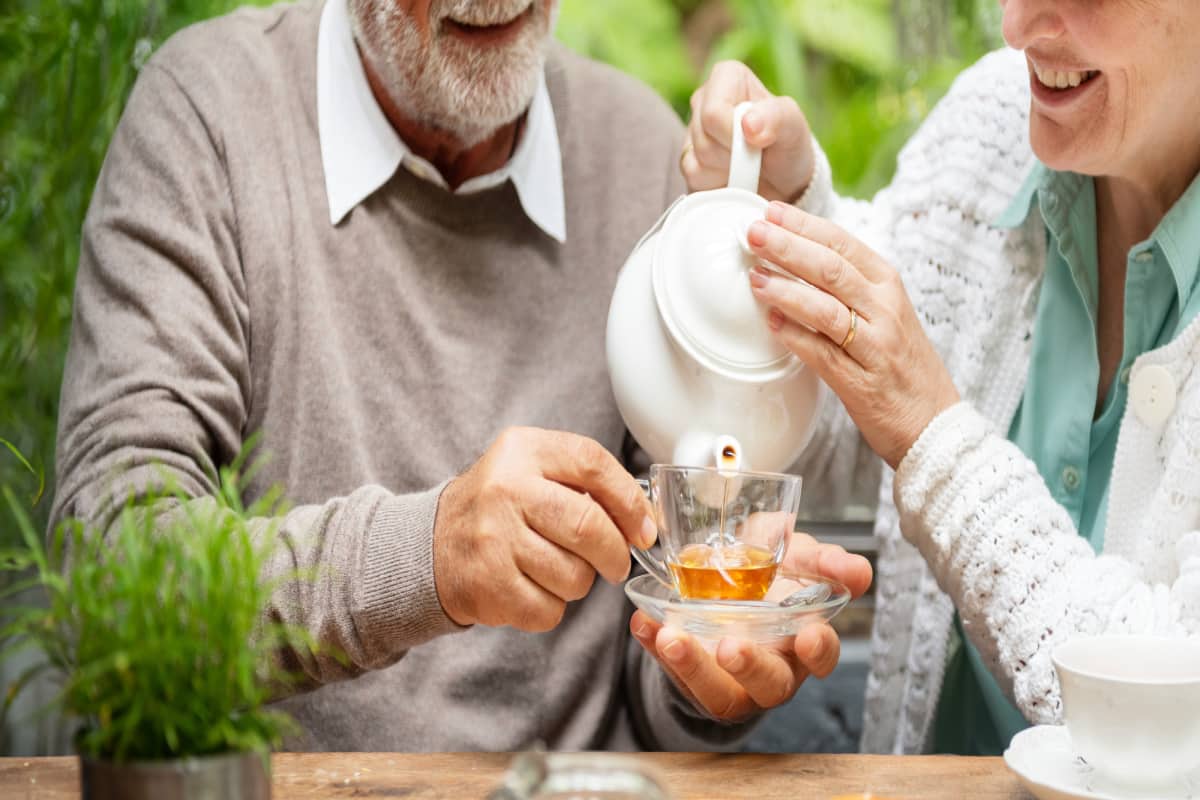 Adultos mayores disfrutando del té.