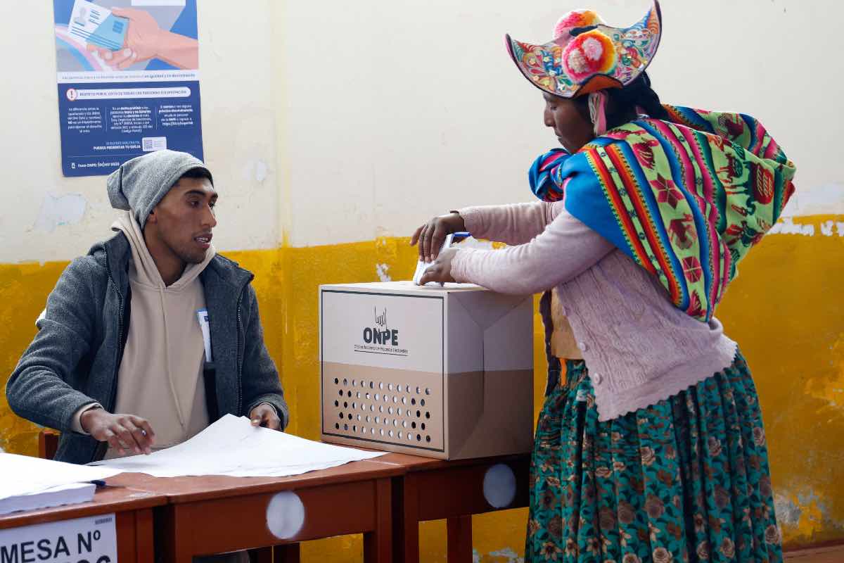 Resultados ajustados marcan la elección presidencial en Perú; se prevé segunda vuelta