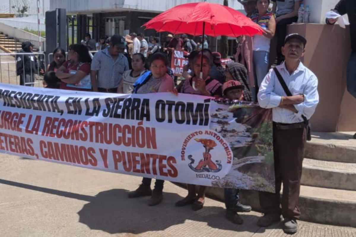 Habitantes de Hidalgo acusan abandono tras daños por lluvias; Sheinbaum promete reconstrucción