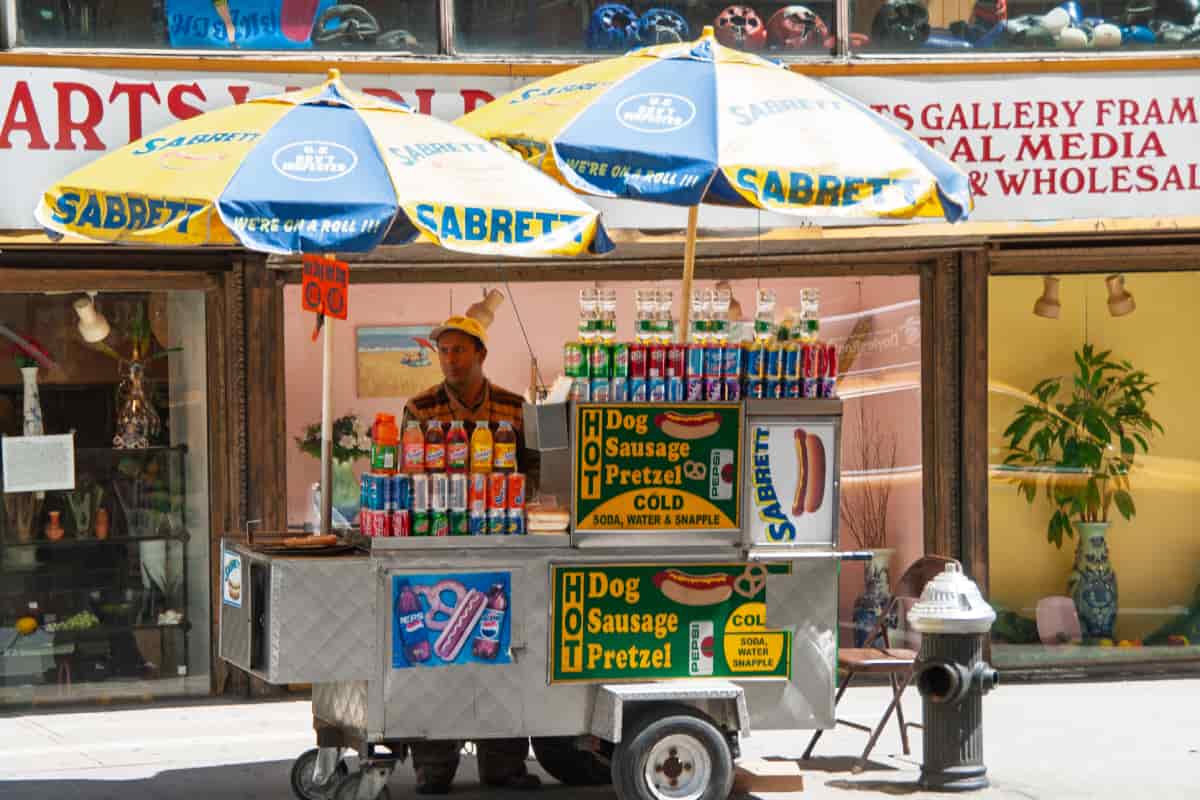 Carrito de hot dogs callejero.