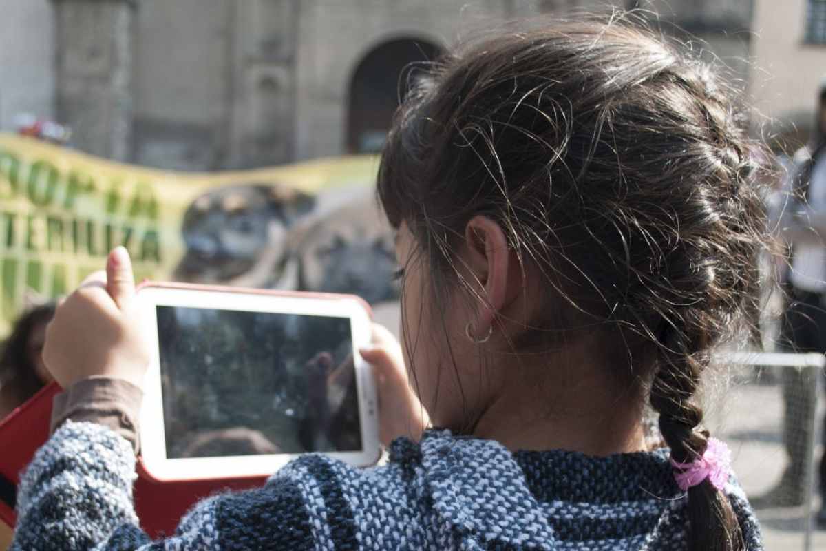 ¿Tu hija usa internet? Sigue estas recomendaciones para que navegue segura
