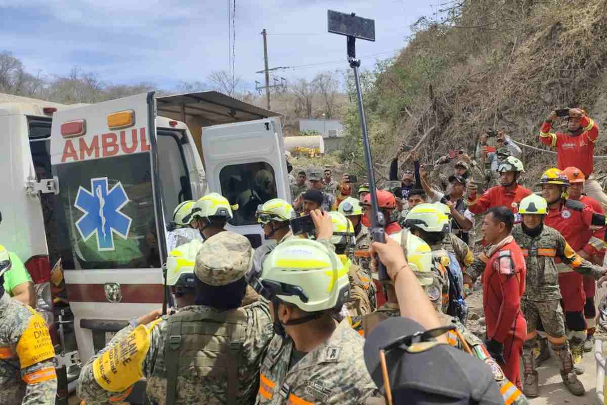 recuperan-a-isidro-ultimo-minero-atrapado-mina-santa-fe-sinaloa-2