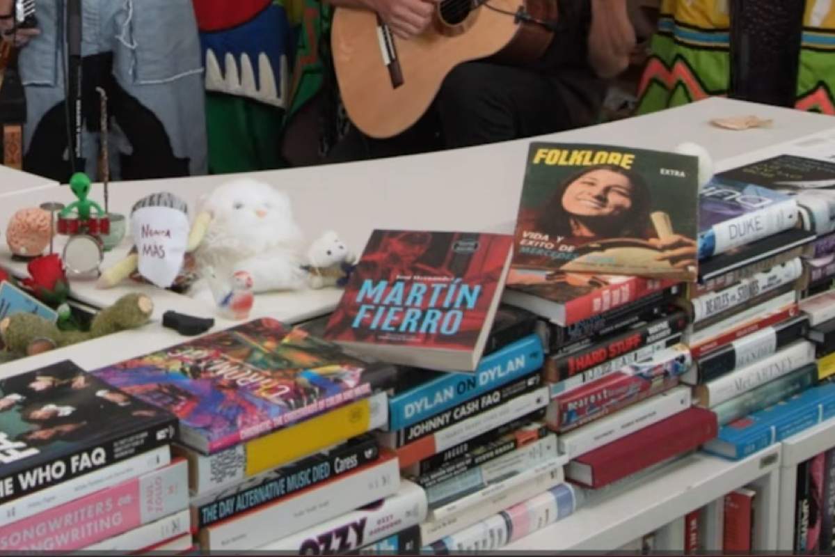 Elementos simbólicos del Tiny Desk de Milo J, incluyendo Martín Fierro y el pañuelo Nunca Más