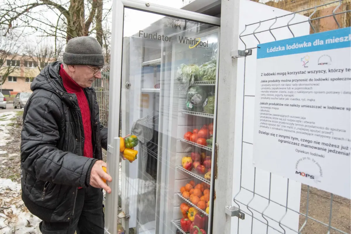 adulto mayor abre refrigerador con verduras