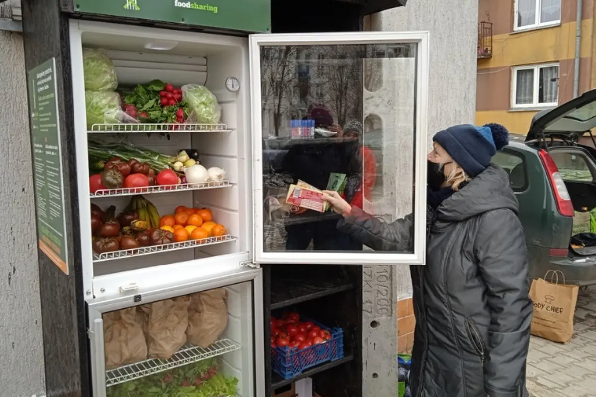 Polonia combate el desperdicio de alimentos y el hambre con una red refrigeradores comunitarios